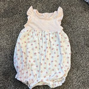 Gap first favorites 3-6 month baby girls bubble romper with ruffle sleeves